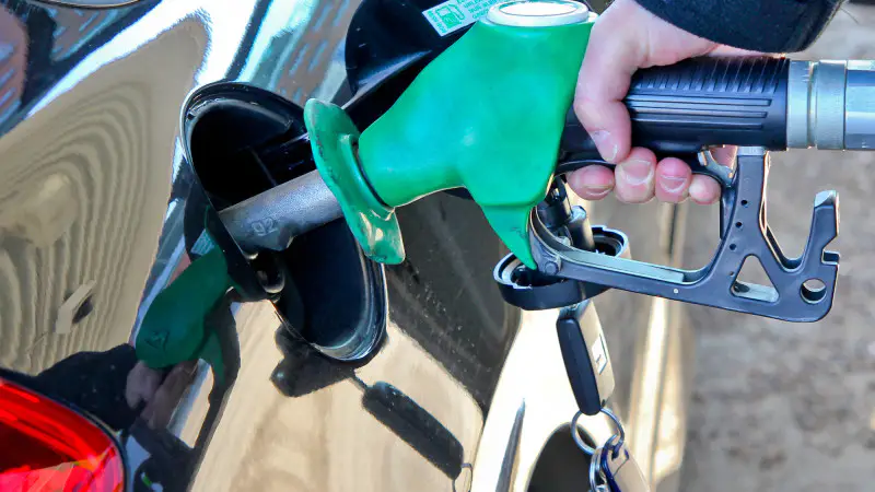 Мораторий на рост цен на бензин в Казахстане: последствия для экономики и социальной стабильности обсуждаются на совещании у Премьер-министра Астане