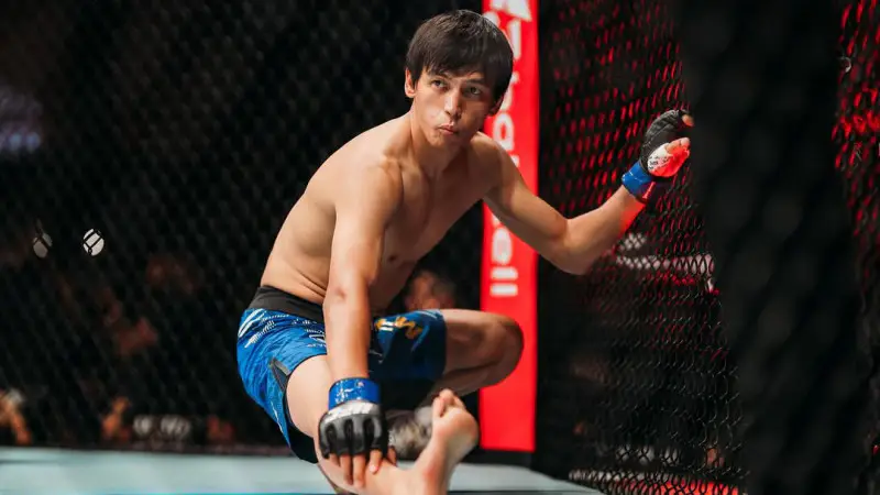 Казахстанский боец UFC Азат Максум неожиданно завершил свой бой на турнире UFC 321 в Абу-Даби, что стало неожиданным исходом для зрителей и поклонников смешанных единоборств. Астане