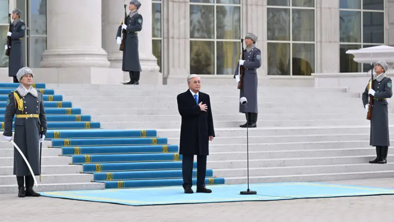 Президент Казахстана Касым-Жомарт Токаев участвует в церемонии поднятия Государственного флага страны Астане