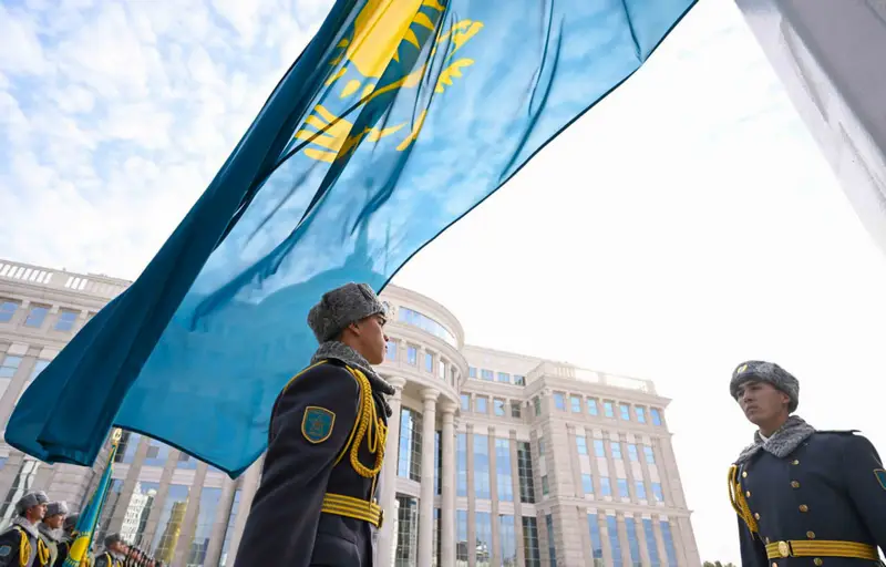 Церемония поднятия Государственного флага