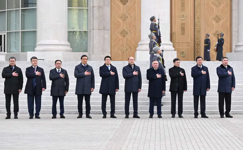 Церемония поднятия Государственного флага