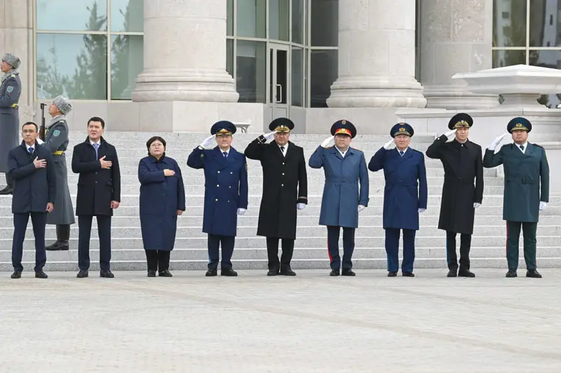 Церемония поднятия Государственного флага
