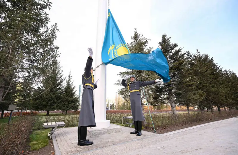 Церемония поднятия Государственного флага