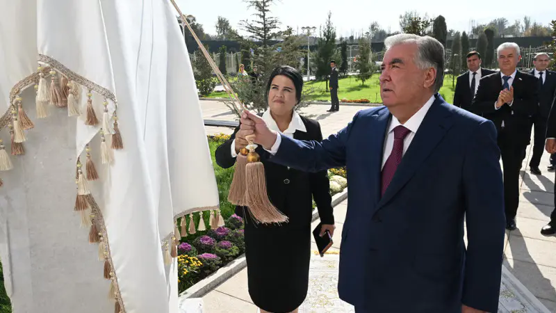 Президент Таджикистана Эмомали Рахмон открыл в родном посёлке школу, названную в его честь, сообщает Tengrinews.kz со ссылкой на пресс-службу. Астане