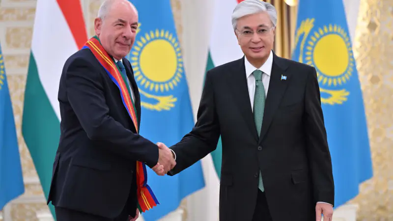 Токаев в Астане наградил президента Венгрии орденом 'Достық' I степени Астане