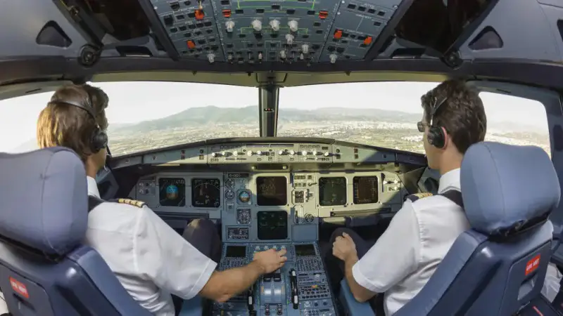 Пилоты Qazaq Air подняли вопрос о зарплатах после инцидента на рейсе Костанай - Астана Астане