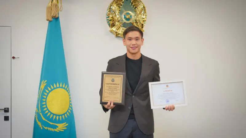 Министр науки и высшего образования Саясат Нурбек вручил грант вратарю 'Кайрата' Шерхану Калмурзе на церемонии в Казахской академии спорта и туризма. Астане