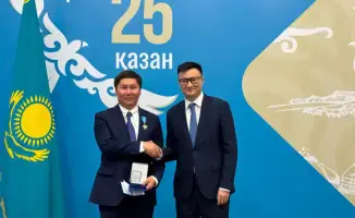 Награждение сотрудников за вклад в развитие страны на мероприятии, посвященном Дню Республики Казахстан