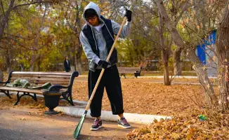 экологическая акция актюбинских студентов очистка парка Ретро программа Таза Қазақстан
