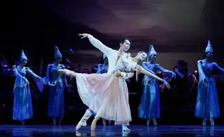 Праздничный концерт «Мәңгі ел» в театре «Астана Балет»: Премьеры хореографических миниатюр «Қарлығаш» и «Құрбылар»