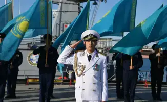 Военные моряки укрепляют национальную идентичность, пронесши Государственный флаг Казахстана по Каспийскому морю
