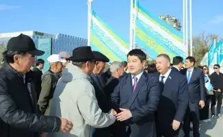 Церемония поднятия Государственного флага в Актау ко Дню Республики