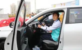 Туркестанская чемпионка мира Шугыла Умирбек получила автомобиль от акима области