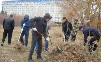 Сотрудники Генеральной прокуратуры участвуют в экологической инициативе в рамках общегородского субботника