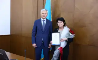 Аким области поздравил предпринимателей в Ұлытау и вручил награды