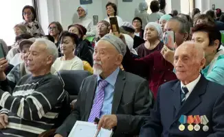 Концерт в Сарыарке: ветераны и пенсионеры отмечают День Республики