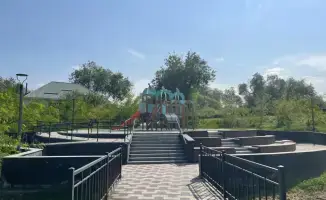 В Алматы открыли благоустроенный сквер у озера Карасу к Дню Республики