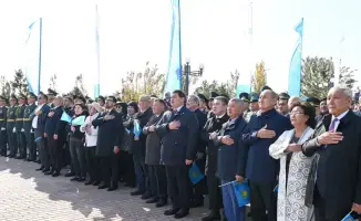 Церемония поднятия Государственного Флага в Кызылорде ко Дню Республики и 35-летию Декларации о суверенитете Казахстана