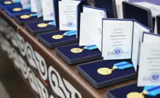 В Министерстве промышленности и строительства наградили 45 сотрудников в честь Дня Республики