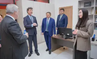 Лорд Алдердайс посетил университеты в Астане