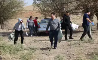 Субботник в Толебийском районе: 2455 участников очистили 12 км дорог и вывезли 18,5 тонн мусора