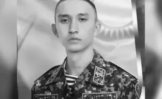 Главная военная прокуратура сообщила о ходе расследования гибели 21-летнего нацгвардейца Кайсара Султанова в Астане. В результате экспертизы были обнаружены два выстрела в голову, что указывает на возможные обстоятельства его смерти. Прокуроры продолжают 