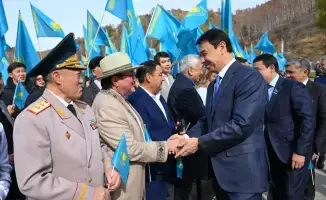 В Алматы прошла впечатляющая церемония поднятия Государственного флага в честь Дня Республики