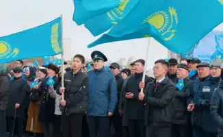 В Западно-Казахстанской области подняли Государственный флаг и открыли новую школу к Дню Республики