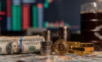 ФРС, как дирижёр, намекнула на снижение ставок, и мировые рынки отреагировали как оркестр: акции взлетели, доллар ослаб, а криптовалюты и драгметаллы начали танцевать под новую мелодию. На 15 октября доллар стоит 95,5 единиц по индексу, что на 0,5% ниже, 