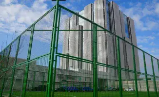 Астанчане недоумевают: зачем огородили футбольное поле у нового здания Нацбанка?