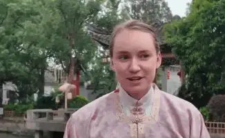 Елена Рыбакина покоряет Китай: теннисистка в национальном платье вызывает восторг у фанатов перед турниром