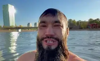 Житель Астаны удивил соцсети: искупался в реке Есиль, видео стало вирусным. Мы обратились в департамент санитарно-эпидемиологического контроля для комментариев.