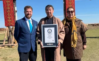 Казахстанец Сыдык Давлетов установил новый рекорд Гиннесса, собрав самый большой караван одногорбых верблюдов. Это событие стало значимым достижением для страны и привлекло внимание к традициям и культуре Казахстана.