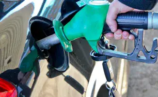 Мораторий на рост цен на бензин в Казахстане: последствия для экономики и социальной стабильности обсуждаются на совещании у Премьер-министра