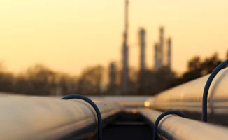 Оренбургский газоперерабатывающий завод временно прекратил прием сырого газа с казахстанского месторождения Карачаганак из-за аварийной ситуации, вызванной атакой БПЛА.