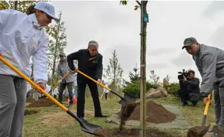 Президент Казахстана Касым-Жомарт Токаев принял участие в экологической акции "Таза Қазақстан", подчеркивая важность охраны окружающей среды и активного участия граждан в экологических инициативах.