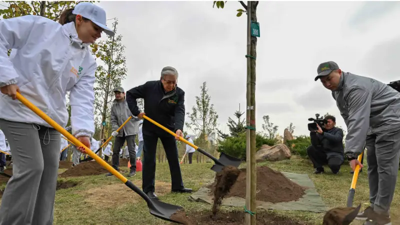Президент Казахстана Касым-Жомарт Токаев принял участие в экологической акции "Таза Қазақстан", подчеркивая важность охраны окружающей среды и активного участия граждан в экологических инициативах. Астане