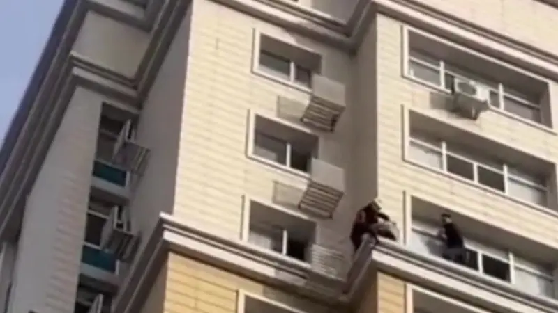 Жительницу Астаны сняли с парапета на 15-м этаже: экстренные службы реагируют на тревожное сообщение Астане