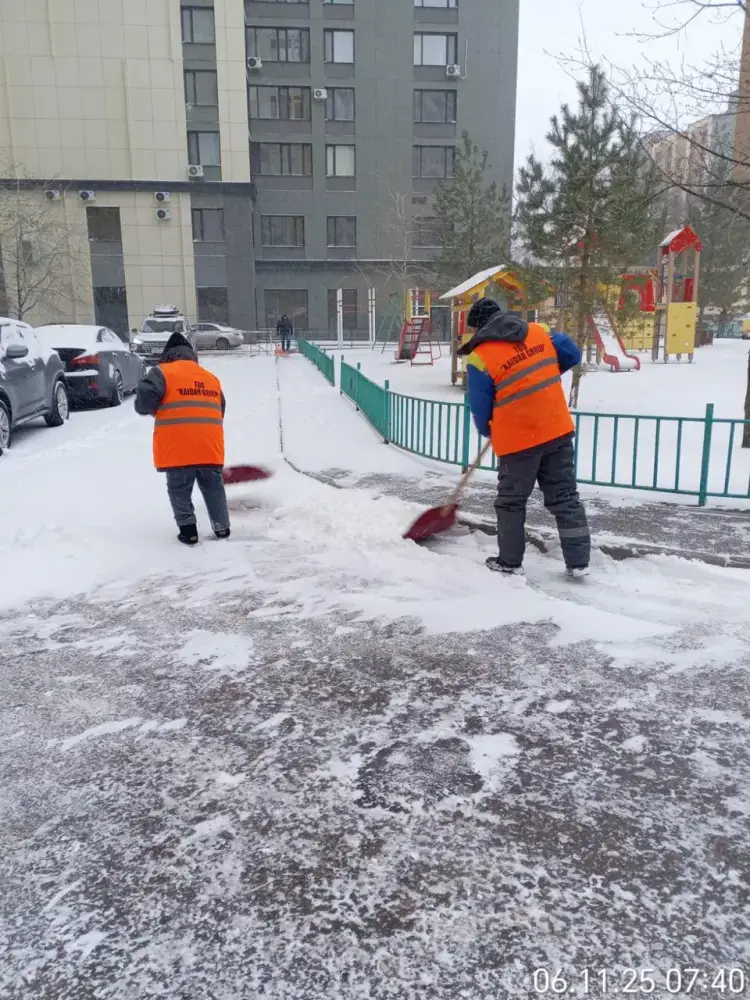Порядка 2 500 дорожных рабочих вышли на уборку снега в Астане (2)