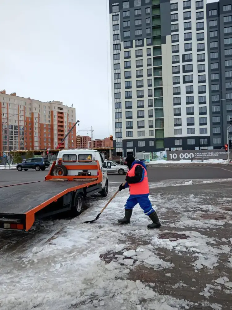 Операция по уборке снега в Астане: 3000 дорожных рабочих и 1178 единиц техники на борьбе с зимними условиями Астане