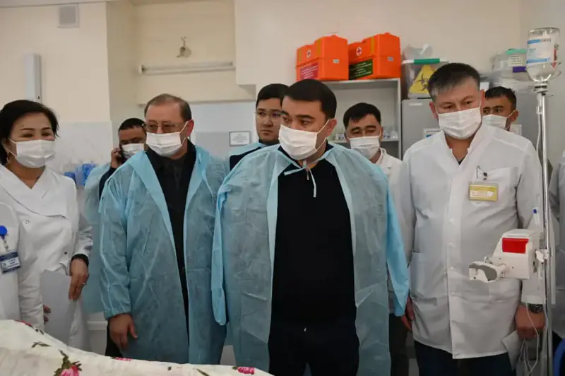 АКИМ ТУРКЕСТАНСКОЙ ОБЛАСТИ ПОСЕТИЛ ЖЕТЫСАЙ И ВЫРАЗИЛ СОБОЛЕЗНОВАНИЯ БЛИЗКИМ ПОГИБШИХ ПРИ ПОЖАРЕ (5)