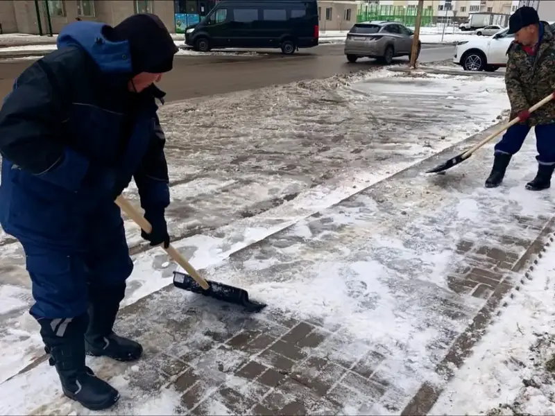 Почти 3 000 коммунальщиков ведут работы по уборке снега и наледи в Астане (3)