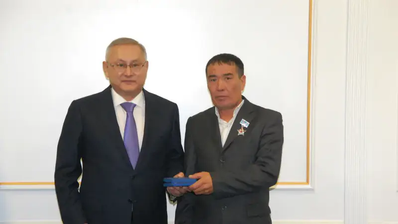 Бейбит Исабаев вручил государственные награды работникам сельского хозяйства области Жетісу (6)