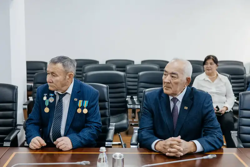 Аким Атырауской области вручил государственные награды работникам сельского хозяйства (6)