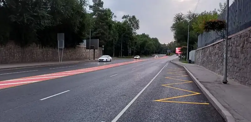 В Алматы завершен средний ремонт 347 улиц, что увеличило долю дорог в хорошем состоянии до 95%. Астане