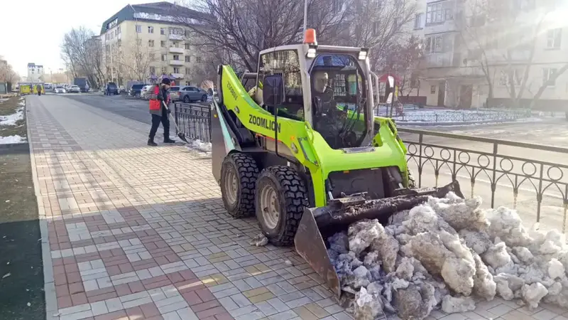 374 единицы спецтехники и 219 дорожных рабочих очищают улицы Астаны от снега ночью Астане