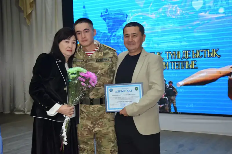 Сюрприз на сцене: военнослужащие Национальной гвардии приготовили для родителей трогательный подарок (4)