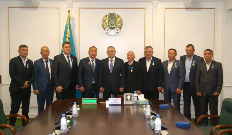 Бейбит Исабаев вручил государственные награды работникам сельского хозяйства области Жетісу (9)