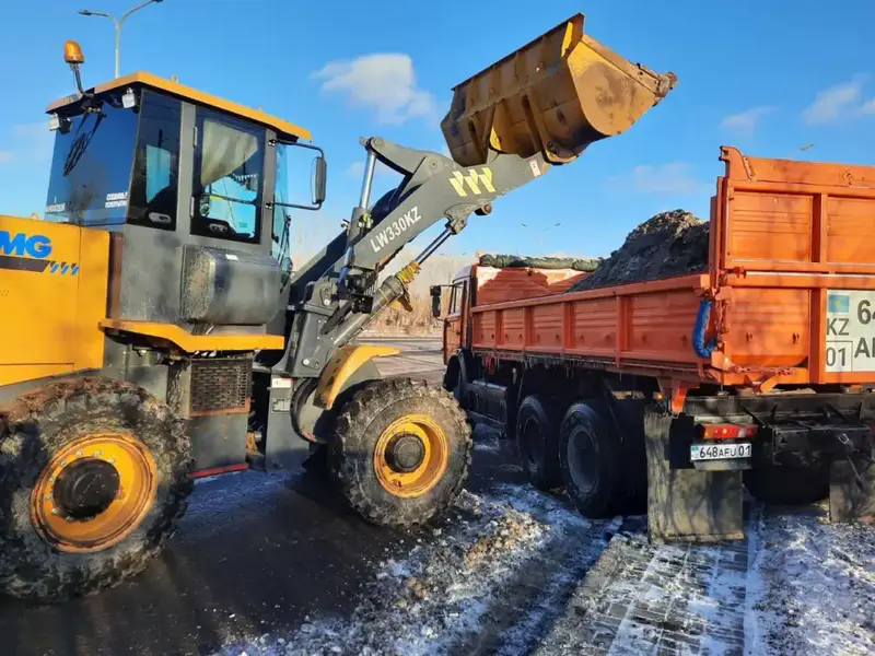 Больше тысячи кубометров снега вывезли из Астаны за день (4)