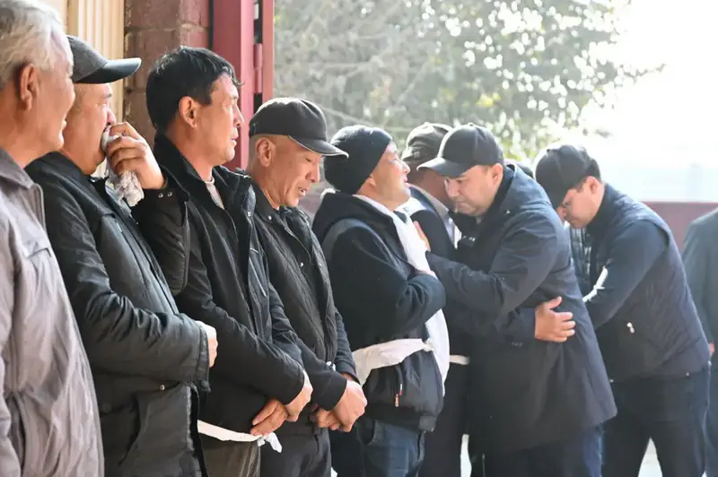 АКИМ ТУРКЕСТАНСКОЙ ОБЛАСТИ ПОСЕТИЛ ЖЕТЫСАЙ И ВЫРАЗИЛ СОБОЛЕЗНОВАНИЯ БЛИЗКИМ ПОГИБШИХ ПРИ ПОЖАРЕ (2)